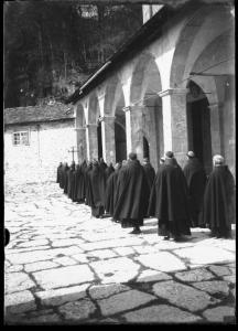 Veduta architettonica. Chiusi della Verna (già detta Chiusi in Casentino) - Santuario francescano - Processione dei frati