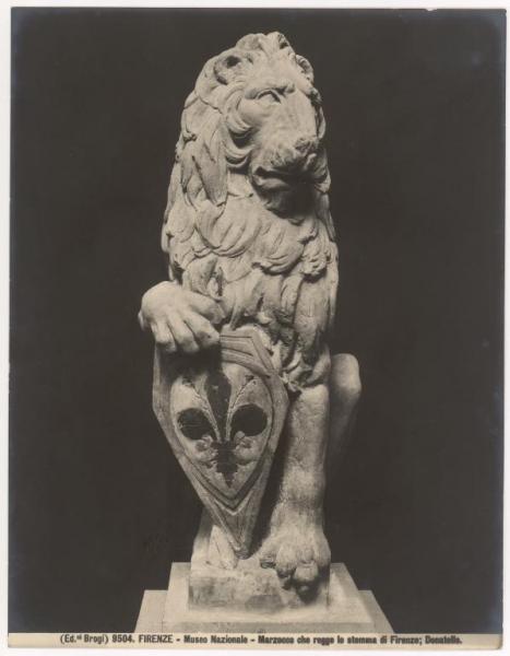 Scultura - Marzocco (leone) che regge lo stemma di Firenze (giglio rosso in campo bianco) - Donatello - Firenze - Museo Nazionale del Bargello