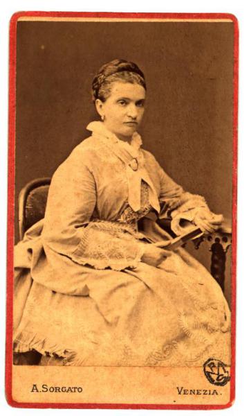 Ritratto femminile - Donna seduta in poltrona con ventaglio in mano