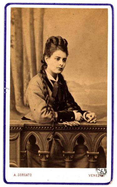 Ritratto femminile - Giovane con capelli raccolti in trecce appoggiata a una balaustra