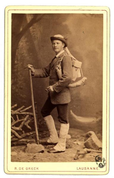 Ritratto maschile - Schmidt Albin vestito da alpinista con zaino e bastone da passeggio