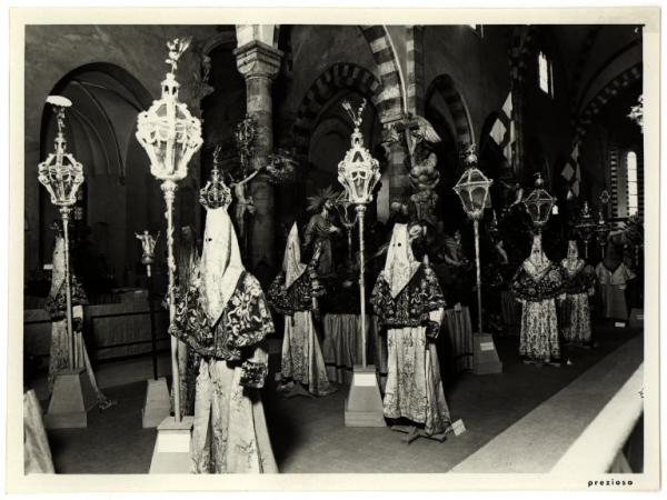 Genova - Chiesa di S. Agostino (?). Mostra delle Casacce, particolare della processione ricostruita e allestita lungo la navata centrale.