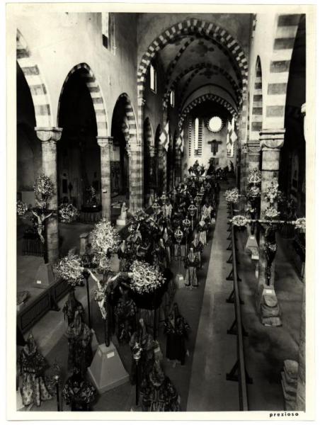 Genova - Chiesa di S. Agostino (?). Mostra delle Casacce, veduta dall'alto della processione ricostruita e allestita lungo la navata centrale.