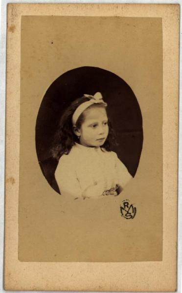 Ritratto infantile - Bambina con fascia e fiocco tra i capelli