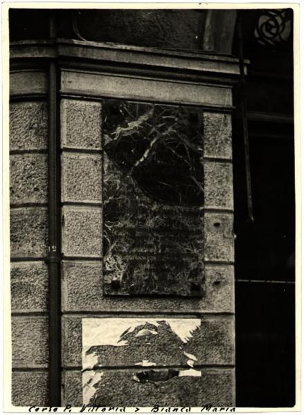 Milano. Lapide commemorativa di Benito Mussolini su una casa d'angolo fra corso di Porta Vittoria e viale Bianca Maria.