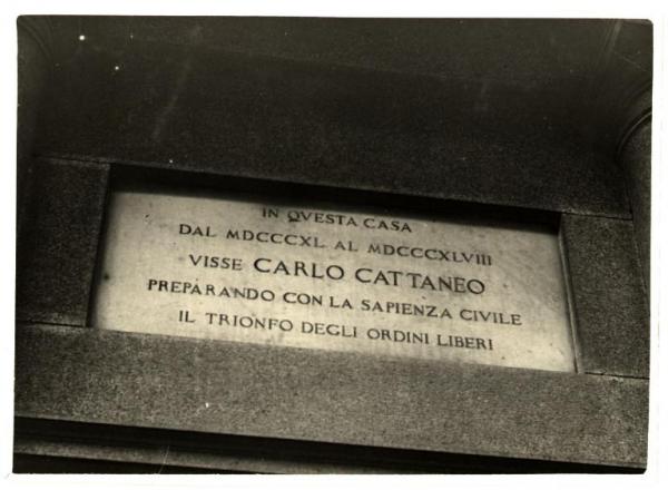 Milano. Lapide commemorativa di Carlo Cattaneo sulla facciata della casa di via Montenapoleone al n° 23, in alto a sinistra dell'ingresso.