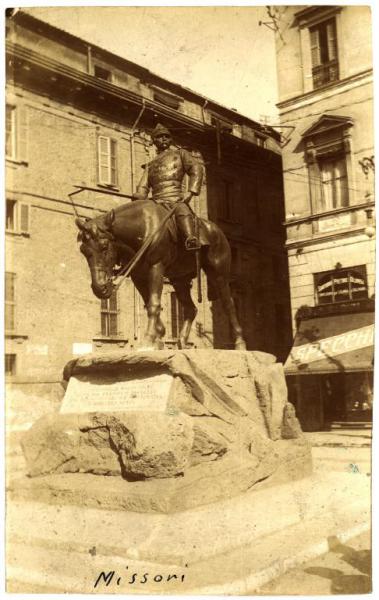 Milano - Piazza Missori. Riccardo Ripamonti, monumento a cavallo di Giuseppe Missori, scultura in bronzo (1916).