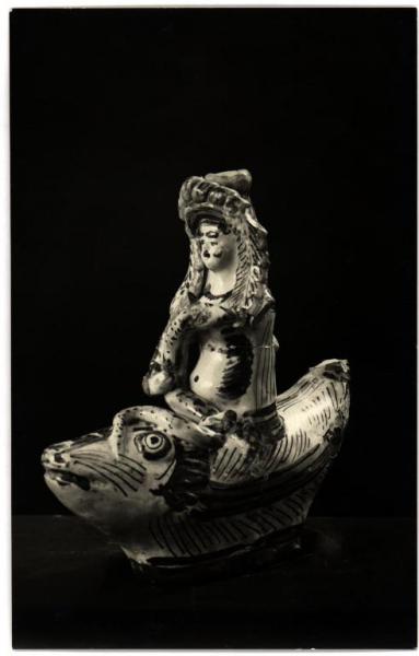 Bari - Collezione dell'Avv. Domenico Maselli. Piccola fiasca a foggia di delfino cavalcato da figura femminile con in mano un serpente (Fabbrica di Laterza, 1700).