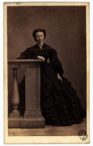 Ritratto femminile - Donna in abito scuro a balze