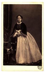 Ritratto femminile - Donna in abito con corpetto in velluto bicolore e gonna chiara a fantasia