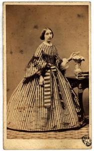 Ritratto femminile - Donna in abito a righe