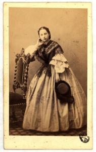 Ritratto femminile - Donna con scialle in pizzo e cappellino