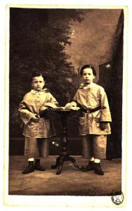 Ritratto di famiglia (?) - Due bambini in piedi accanto a un tavolo (fratelli?)