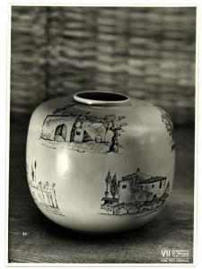 Milano - VII Triennale d'Arte. Guido Andloviz, vaso in ceramica con raffigurazioni di casolari toscani.