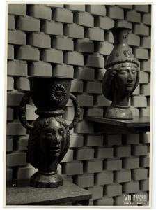 Milano - VII Triennale d'Arte. Angelo Biancini, due teste con vaso soprastante in ceramica smaltata.