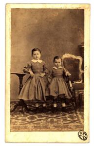 Ritratto di famiglia (?) - Due bambine in piedi vestite uguali (sorelle?)