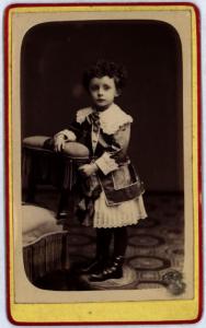 Ritratto infantile - Bambina in abito con colletto di pizzo e giacca di velluto