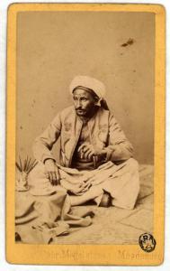 Ritratto maschile - Uomo mediorentale vestito da beduino