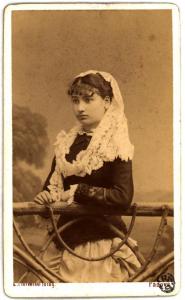 Ritratto femminile - Giovane con velo di pizzo in testa dietro una staccionata