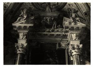 Pavia - Certosa. Navata sinistra, cappella del Rosario, particolare della parte superiore dell'altare.