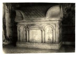 Milano - Basilica di S. Lorenzo Maggiore. Sarcofago del III secolo.