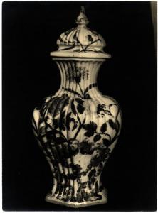 Bassano del Grappa - Proprietà Sig.na Mariulla Marcon. (?) Vaso con coperchio in maiolica decorata con motivo floreale (realizzata a Novi, seconda metà XIX sec.).