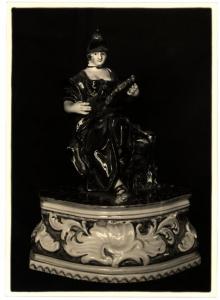 Bassano del Grappa - Proprietà Comm. Eugenio Antonibon. Calamaio in ceramica con statuetta femminile.