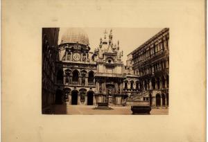 Venezia - Palazzo Ducale. Veduta del cortile con la Scala dei Giganti e le due vere da pozzo.