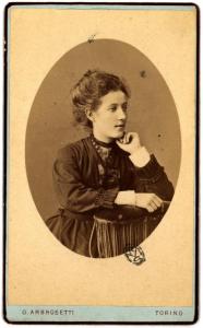 Ritratto femminile - Donna seduta appoggiata a un bracciolo con nappe