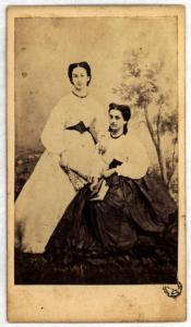 Ritratto di famiglia (?) - Due giovani donne, una in piedi e una seduta (sorelle?)