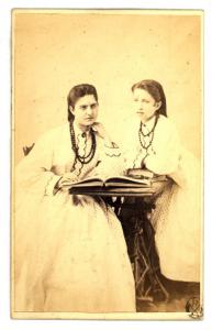 Ritratto di famiglia (?) - Due giovani donne a un tavolino (sorelle?)