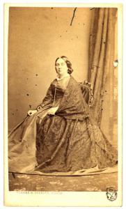 Ritratto femminile - Donna seduta con tessuto ricamato sulle spalle
