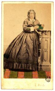 Ritratto femminile - Donna con libro in mano
