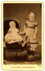 Ritratto di famiglia (?) - Due bambine, una seduta e una in piedi (sorelle)