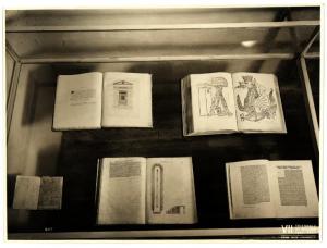 Milano - VII Triennale d'Arte. Sezione del libro antico di architettura, particolare dell'allestimento di una vetrina con alcuni libri.