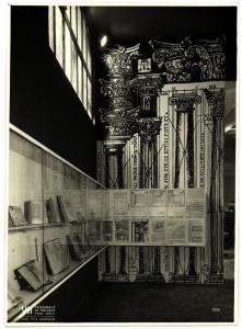 Milano - VII Triennale d'Arte. Sezione del libro antico di architettura, particolare dell'allestimento.