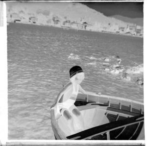 Ritratto infantile - Figlia (?) di Lamberto Vitali in costume su una barca