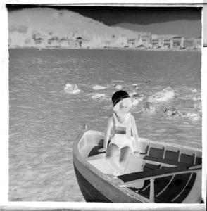 Rtratto infantile - Figlia (?) di Lamberto Vitali in costume su una barca