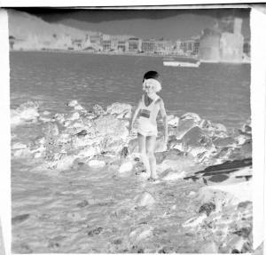 Ritratto infantile - Figlia (?) di Lamberto Vitali in costume in riva al mare