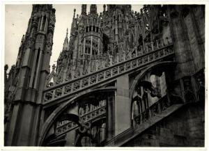Milano - Duomo. Scorcio di guglie e archi rampanti.