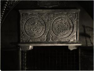 Bobbio - Abbazia di S. Colombano. Cripta, transenna in marmo a intrecci viminei sulla tomba di S. Bertolfo (arte longobarda, IX sec.).