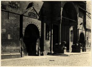 Fidenza - Duomo. Veduta di scorcio dei tre portali.