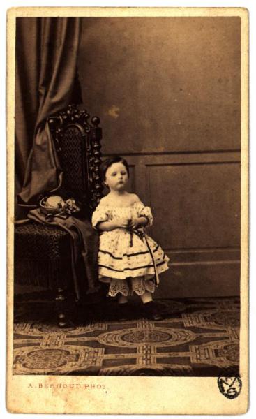 Ritratto infantile - Bambina con vestito a balze e merletti