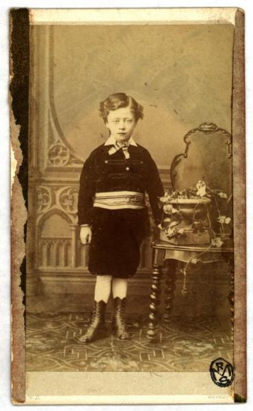 Ritratto infantile - Bambino con calzoni corti e stivaletti