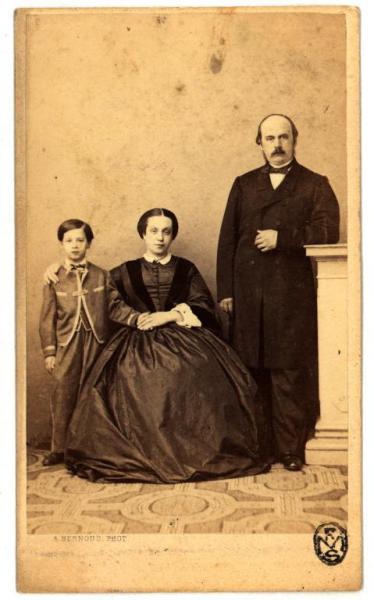 Ritratto di famiglia - Genitori e un bambino in piedi accanto alla madre