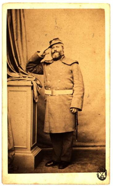 Ritratto maschile - Militare - Uomo in uniforme accanto a un pedistallo mentre esegue il saluto militare