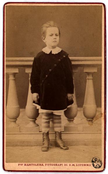Ritratto infantile - Bambino in piedi davanti a una finta balaustra