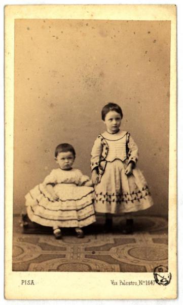 Ritratto di famiglia - Due bambine, la più piccola seduta, la più grande in piedi (sorelle?)