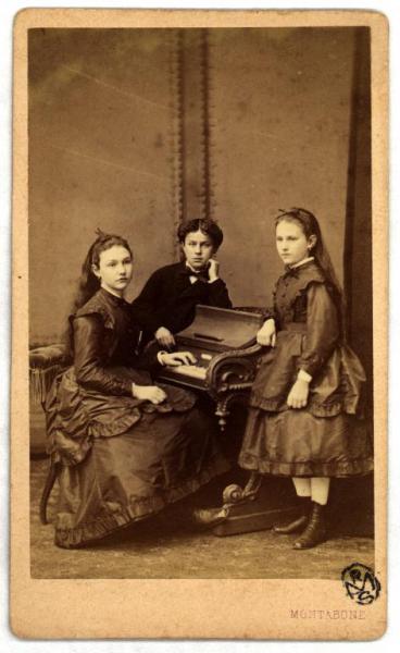Ritratto di gruppo - Due bambine e un bambino attorno a un fortepiano