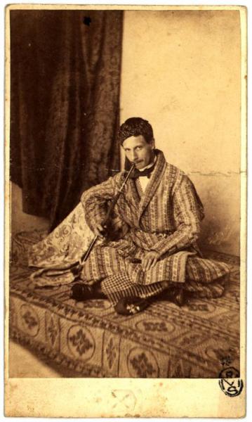 Ritratto maschile - Uomo in abiti orientali seduto mentre fuma una pipa ad acqua